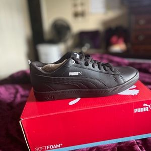 Brand new! NEVER worn Puma Smash. Soft Foam. All black, leather sneakers!